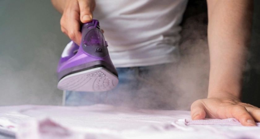 Кубики льда и 2 полотенца: 5 гениальных и действенных способов разгладить одежду без утюга Кубики льда и 2 полотенца: 5 гениальных и действенных способов разгладить одежду без утюга