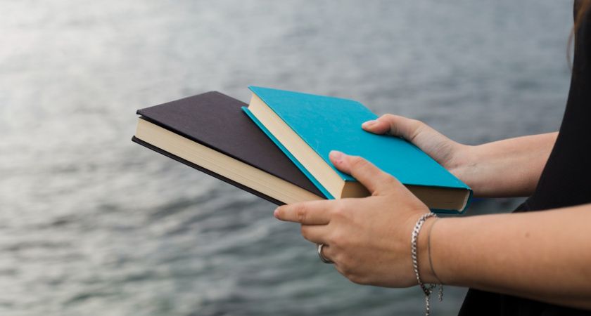 Топ-8 книг для идеального отдыха на длинных выходных: что почитать в праздники