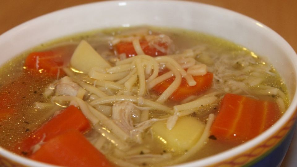 Куриный бульон получается прозрачным и светлым: добиться этого позволяют небольшие хитрости — что надо делать