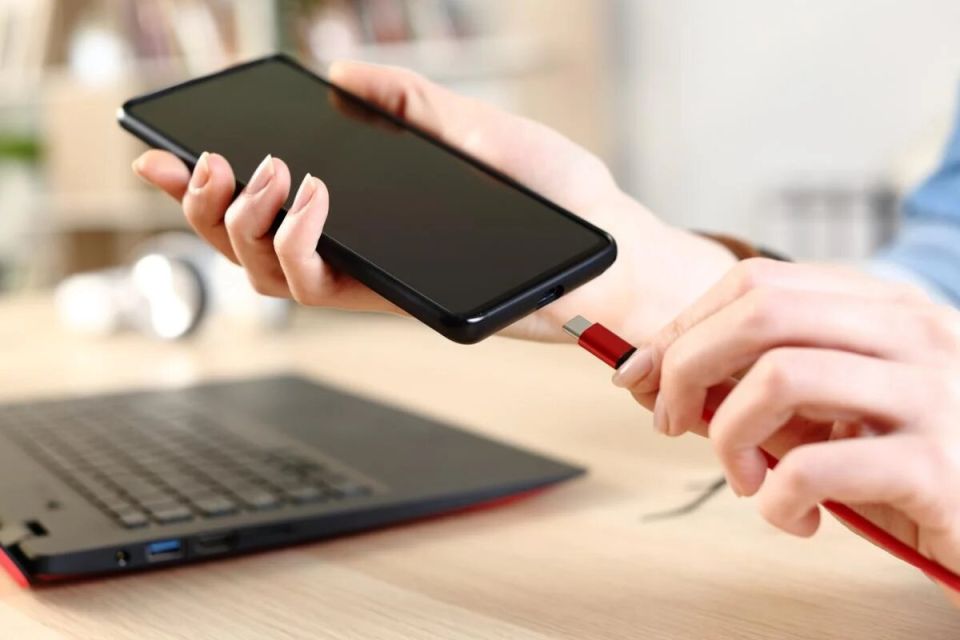 Как зарядить smartphone быстрее: USB или розетка?