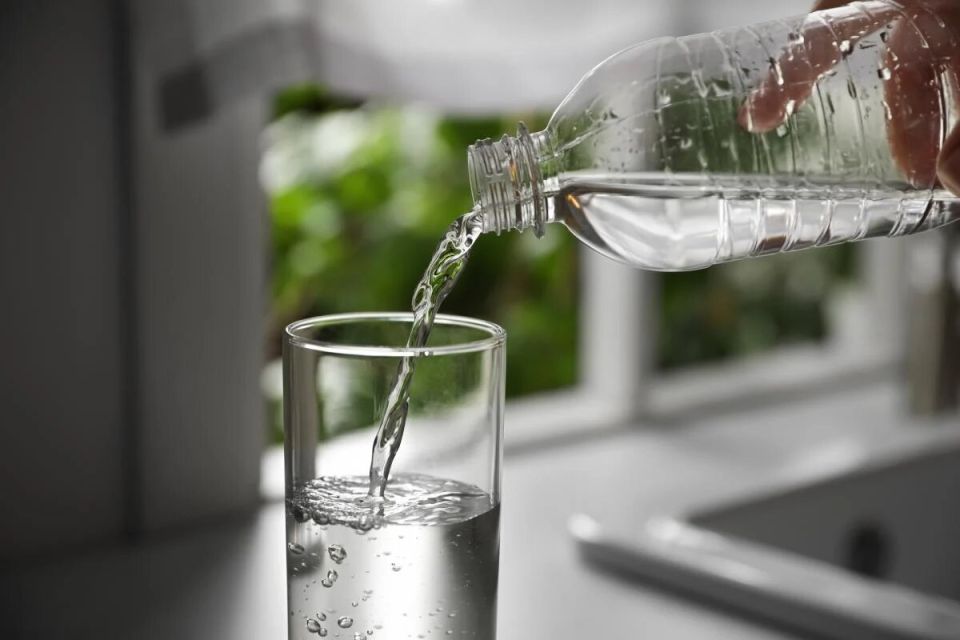 Как правильно хранить воду в домашних условиях: советы по выживанию