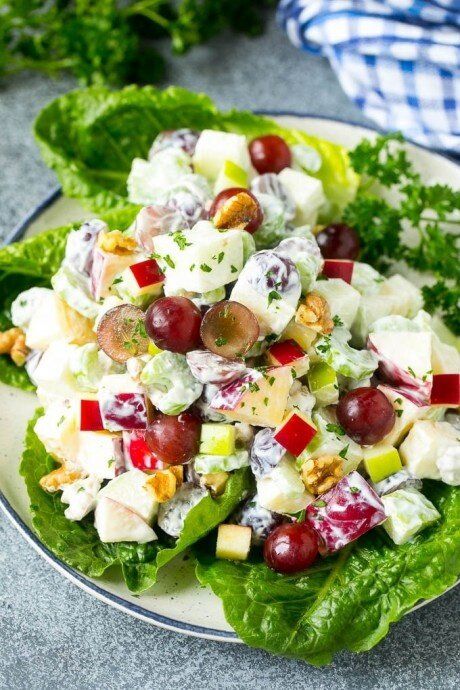 Салат с яблоками, виноградом, сельдереем и орехами