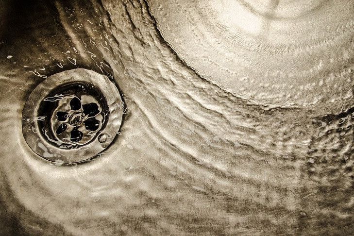 Как канцелярская резинка может спасти вашу кухню и ванную от засоров