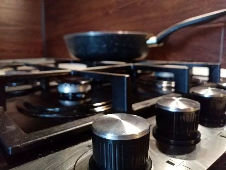 3 секретных способа очистить жирную сковородку, которые сэкономят время и деньги