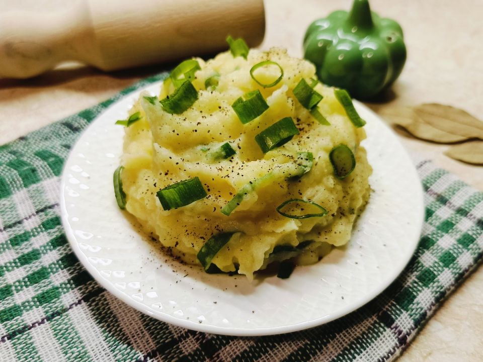 Нежное картофельное пюре с сливками и зелёным луком