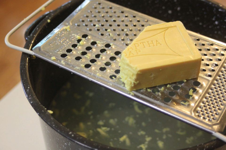 Необычный способ очистки сковород: как хозяйственное мыло вернёт блеск старым кастрюлям