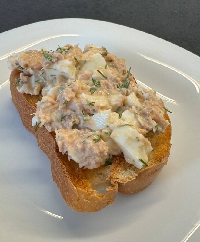 Завтрак за 5 минут: уникальный тост с тунцом и яйцом, который стоит попробовать