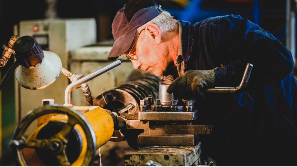 Как трудоустройство пенсионеров отражается на социальных выплатах: важные нюансы