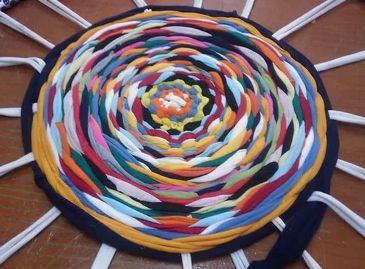 Как старые футболки превращаются в уютные коврики: советы и идеи