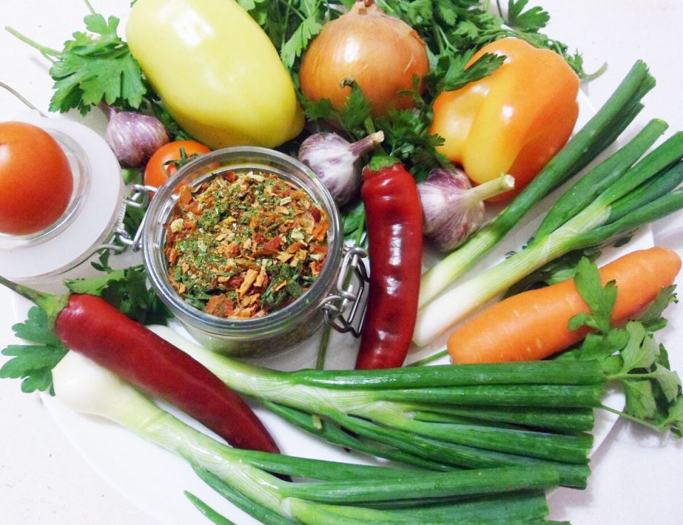 Универсальная приправа: как легко создать овощной бульон в домашних условиях