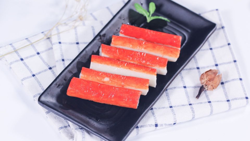 Пикантный салат из крабовых палочек готовится за пять минут: в разы вкуснее классического