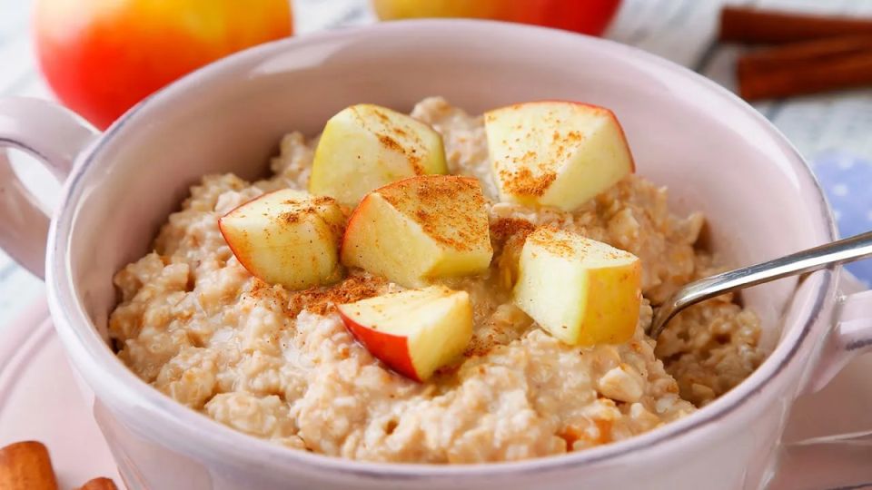 Наслаждайтесь утренним зарядом: ячневая каша с яблоками и корицей