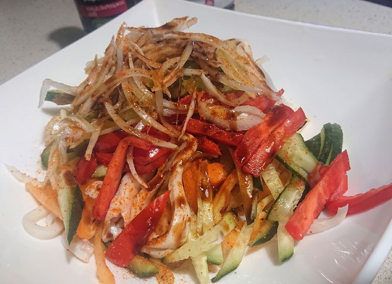 Новый взгляд на салат из кальмаров: свежий рецепт с экзотическим акцентом