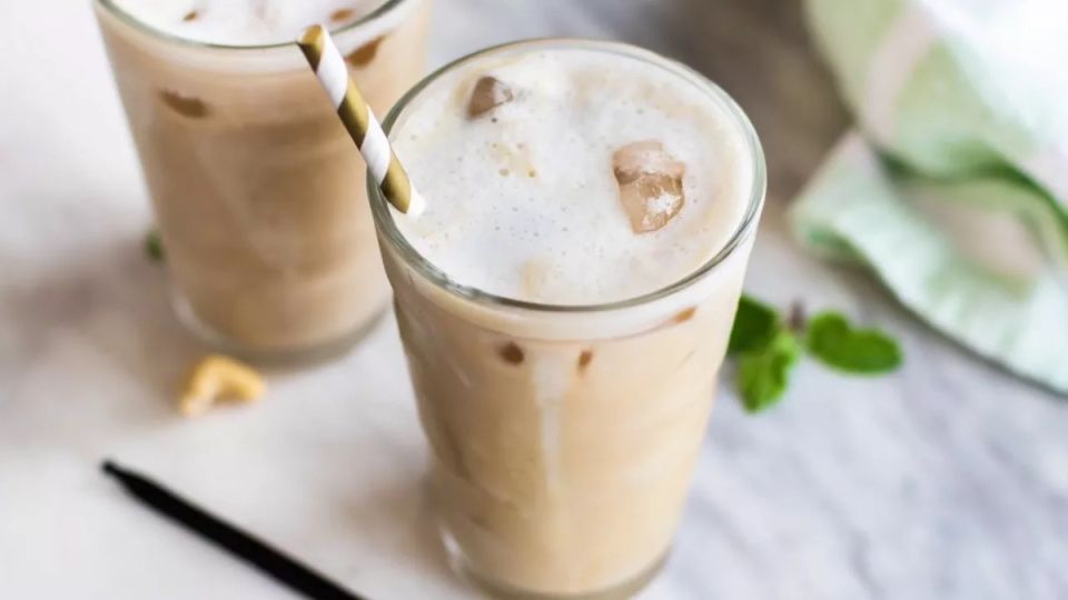 Летние нотки: три необычных рецепта холодного кофе с молоком, которые освежат в жару