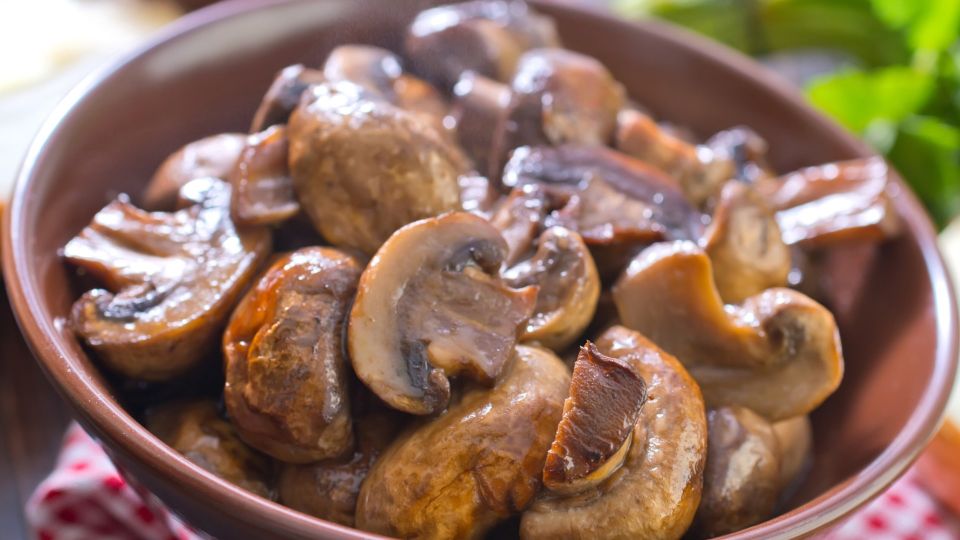 Жареные грибы получатся сочными и хрустящими: шеф-повар раскрыл главный секрет