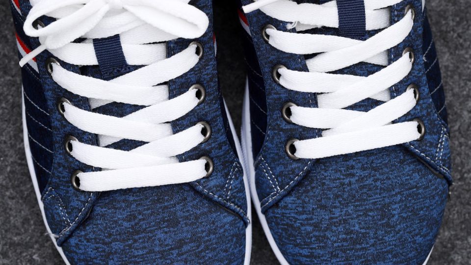 Шнурки снова станут белее снега: два проверенных способа стирки