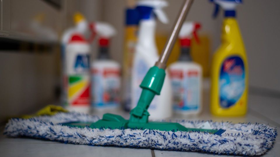 Пыль не осядет неделями: просто добавьте в воду для мытья пола каплю этого продукта