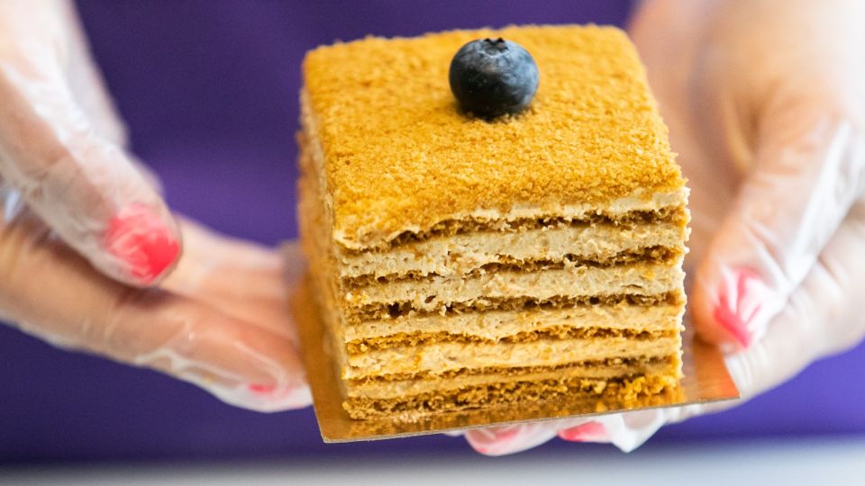 С этим кремом медовик из магазинных коржей будет как из ресторана: быстрый рецепт