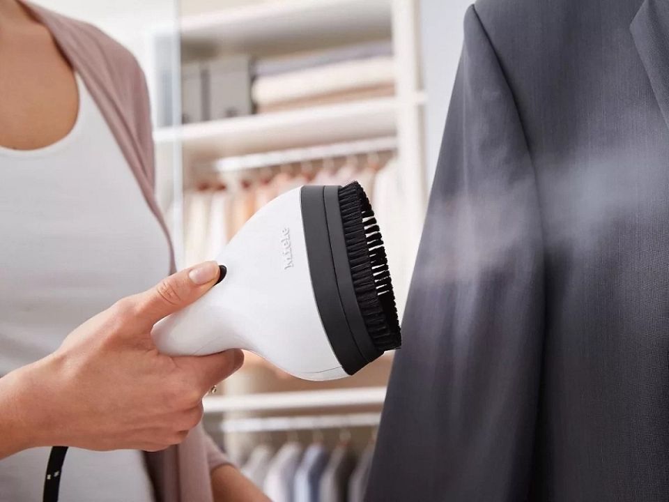 10 неожиданных способов использования отпаривателя в быту