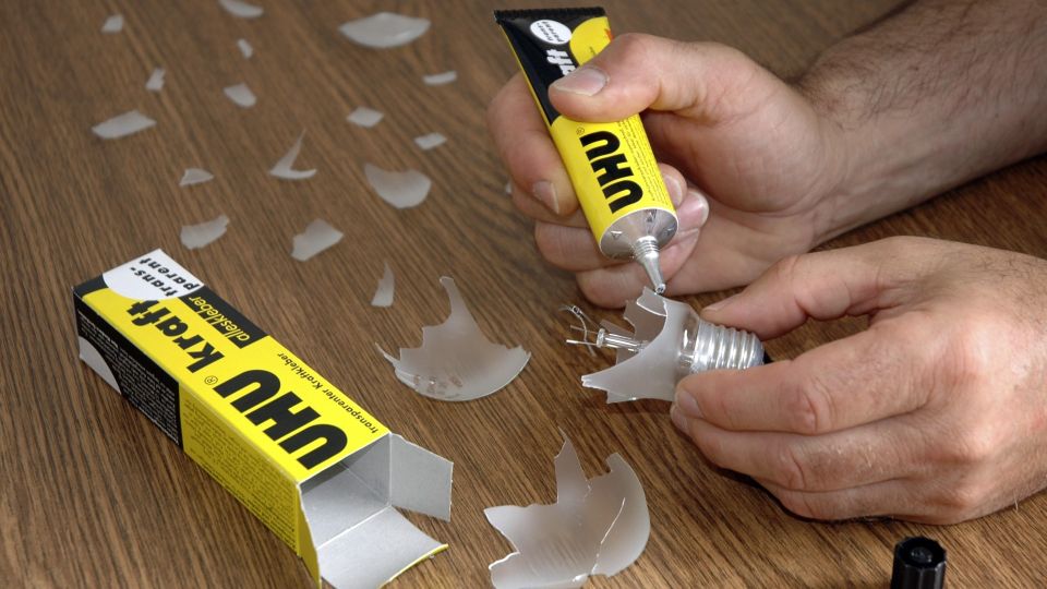 Это средство легко уберет суперклей с любой поверхности: найдется в аптечке