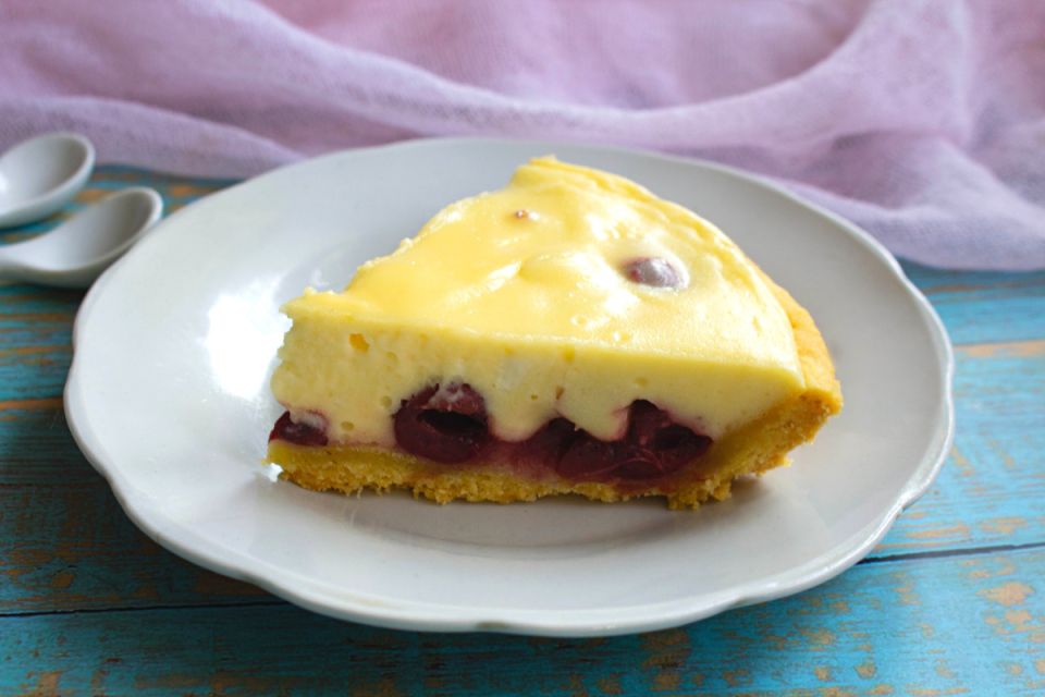Вишневый пирог под сливочным кремом: настоящее кулинарное искушение