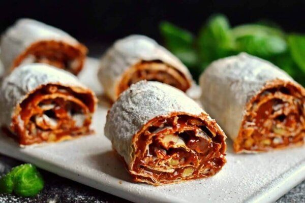 Сладкий уют: рулет из лаваша с вареной сгущенкой и орехами