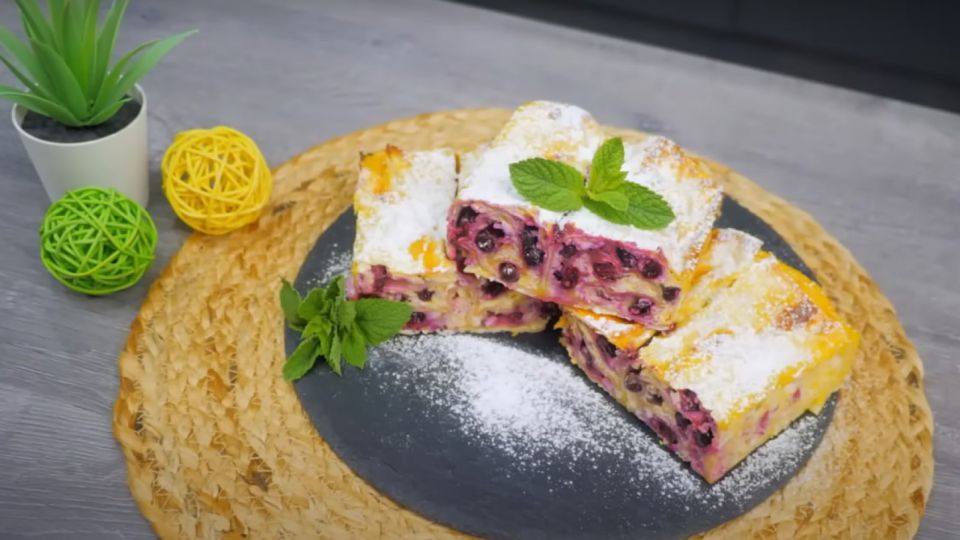 Из обычного лаваша получится настоящий пирог: нужны только творог и ягоды