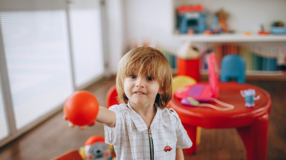 Воспитательница детсада оставила малышку одну на улице: семья добивается справедливости