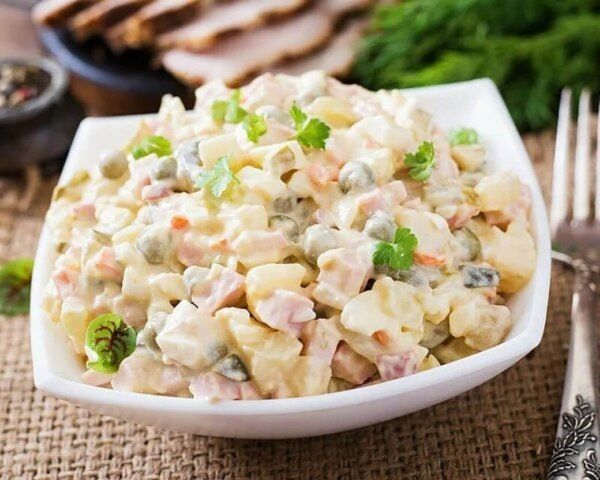 Куриный салат с копченым сыром: простой рецепт для любого застолья