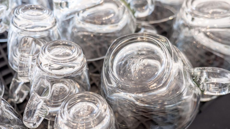 Стеклянные чашки будут как новые: вот что уберет мутные разводы