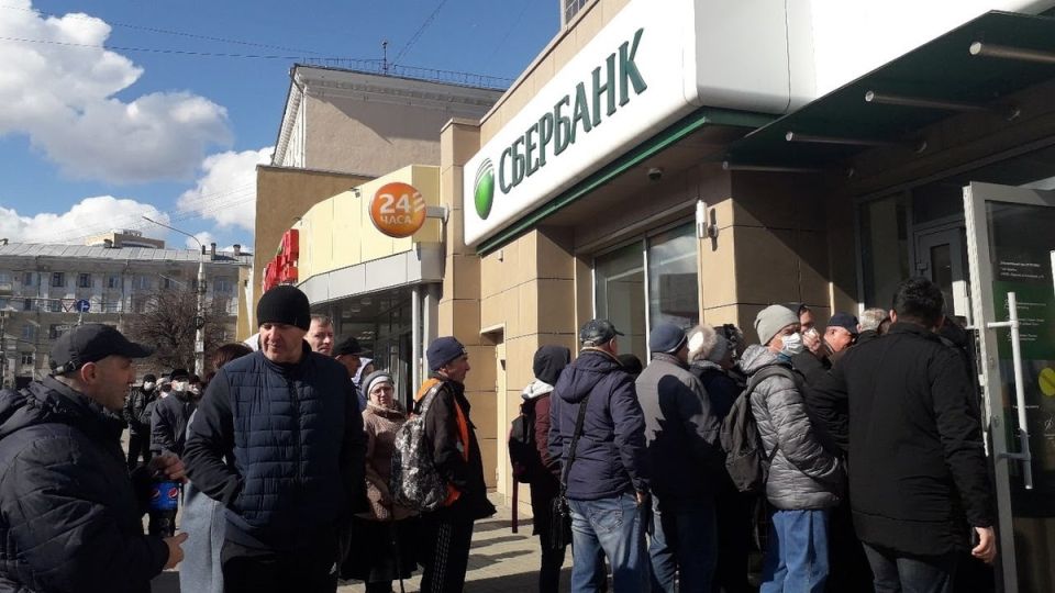 Экономисты предупреждают: пора выводить деньги из банков