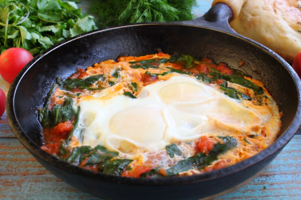 Яркая яичница с помидорами и шпинатом: идеальный завтрак для утреннего хорошего настроения