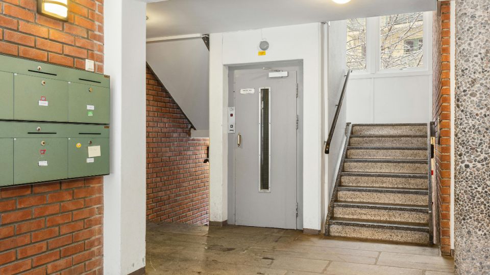 Царапина на двери лифта обернулась для жильца многоэтажки 334 000 рублей убытков