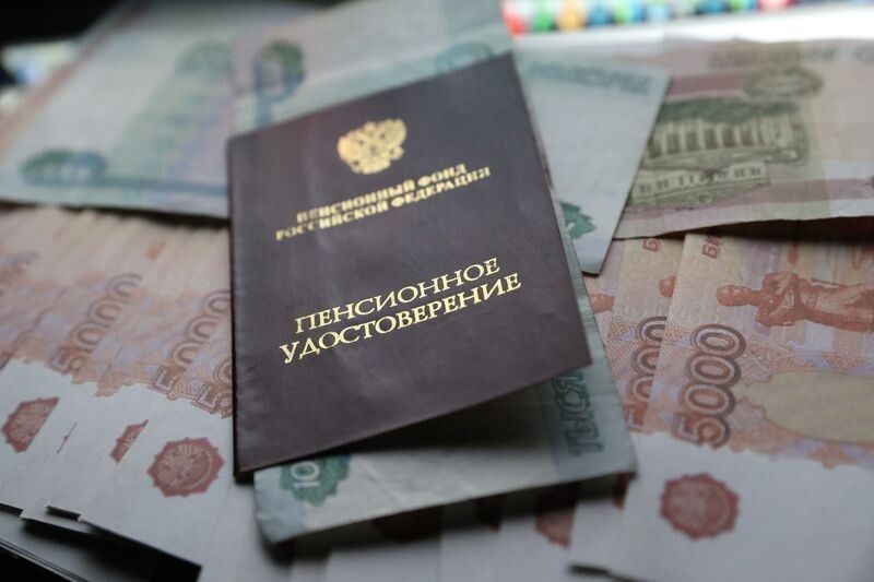 Пенсионеры России: двойные выплаты и повышение пенсий к Новому году