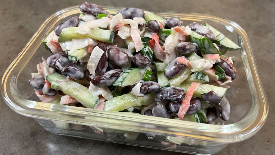 Легкий и вкусный салат с крабовыми палочками и фасолью: готовим за 15 минут