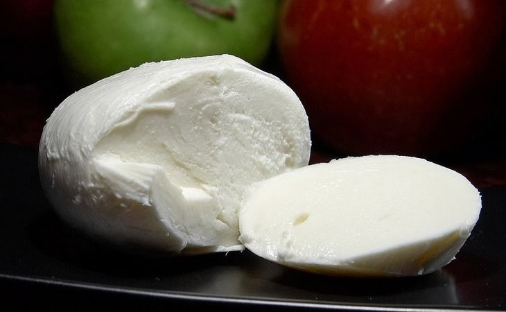 Маринованная моцарелла для любителей сыра: элементарное блюдо