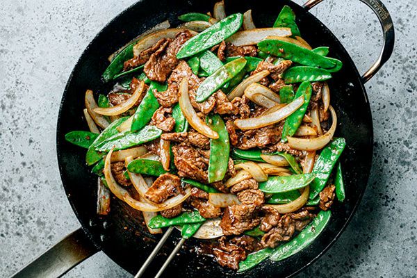 Говядина со снежным горошком в устричном соусе: вкусный ужин за 25 минут