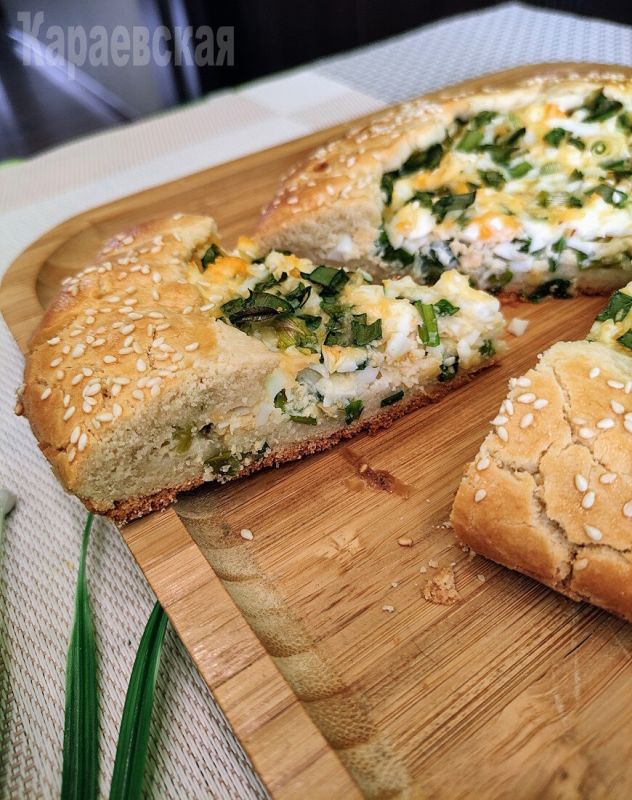 Вкусный кето-пирог с луком и сыром: простой рецепт печеного чуда