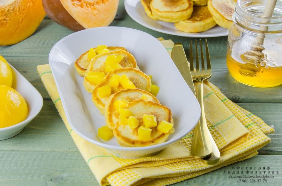 Тыквенные оладьи с персиками: солнечное наслаждение даже в самый серый день