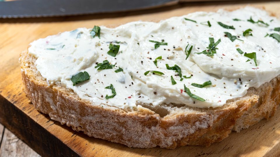 Минимум заморочек: нежный творожный сыр приготовите из двух пакетов ряженки