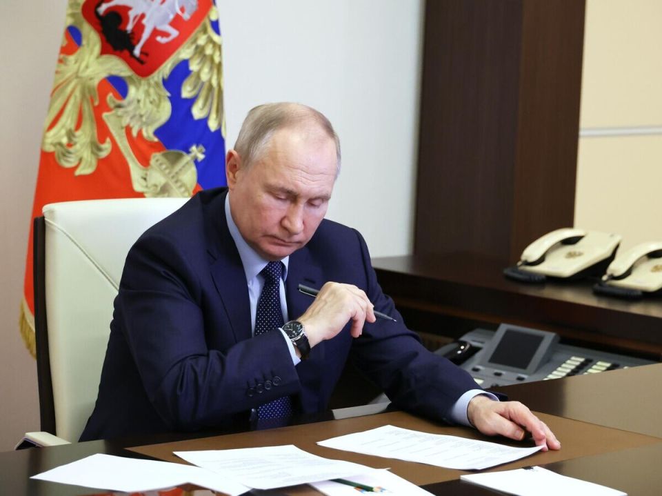 Новые санкции для чиновников: Путин подписал закон против неисполнения решений по экстремизму