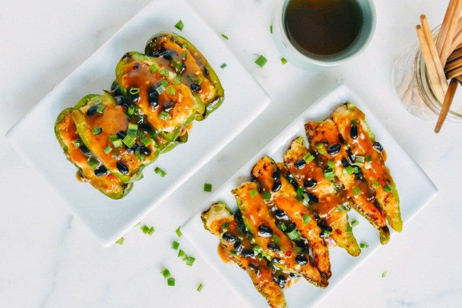 Фаршированные перцы с соусом из ферментированных бобов