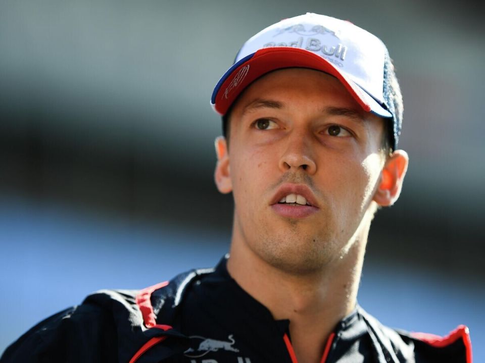 Даниил Квят уступает в гонке с беспилотным автомобилем в Абу-Даби