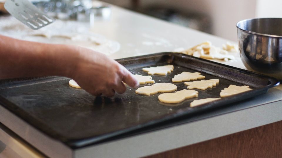 Даже запущенный противень засияет как новый: помогут два копеечных средства