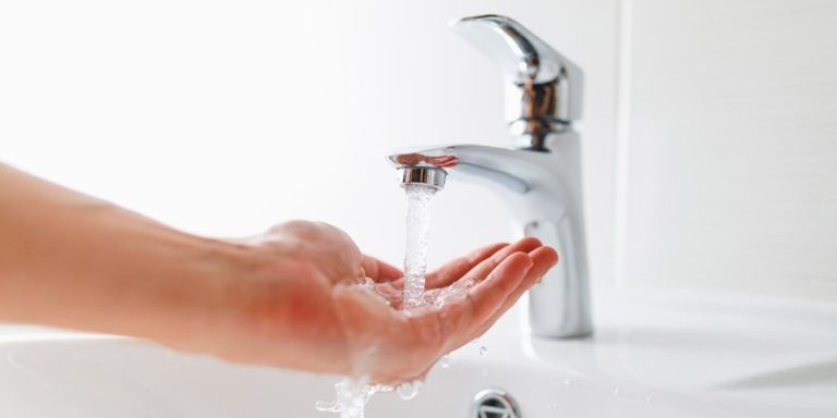 Угроза на кухне: как дренажные отверстия и ручки холодильника могут быть опасны для здоровья