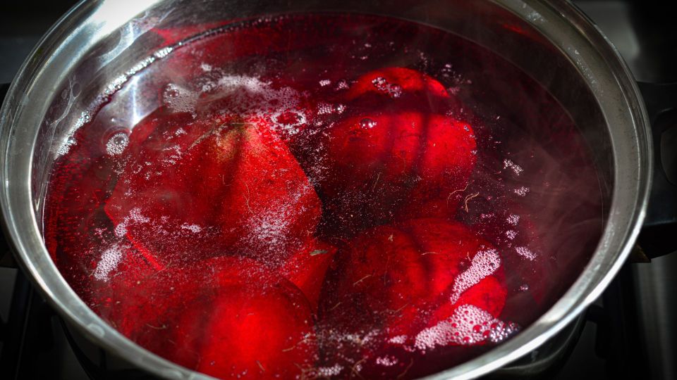Вряд ли вы знали: добавьте в кастрюлю два ингредиента, чтобы дольше хранить вареную свеклу