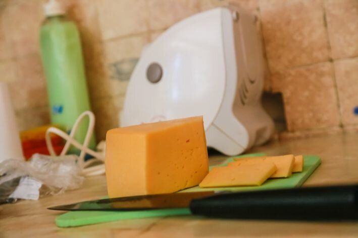 Как легко и просто натереть сыр, чтобы он не прилипал к терке: идеальный лайфхак