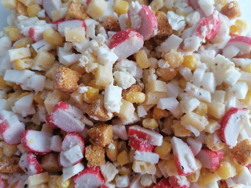 Необычный салат с крабовыми палочками и кукурузой: быстрая и простая закуска для вашего стола