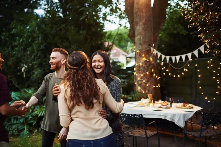 Как устроить идеальный уикенд на даче с друзьями: практические советы