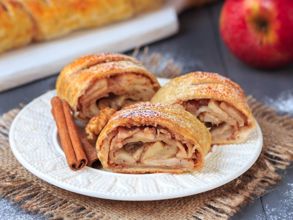 Ароматное яблочное вдохновение: нежная выпечка из слоеного теста